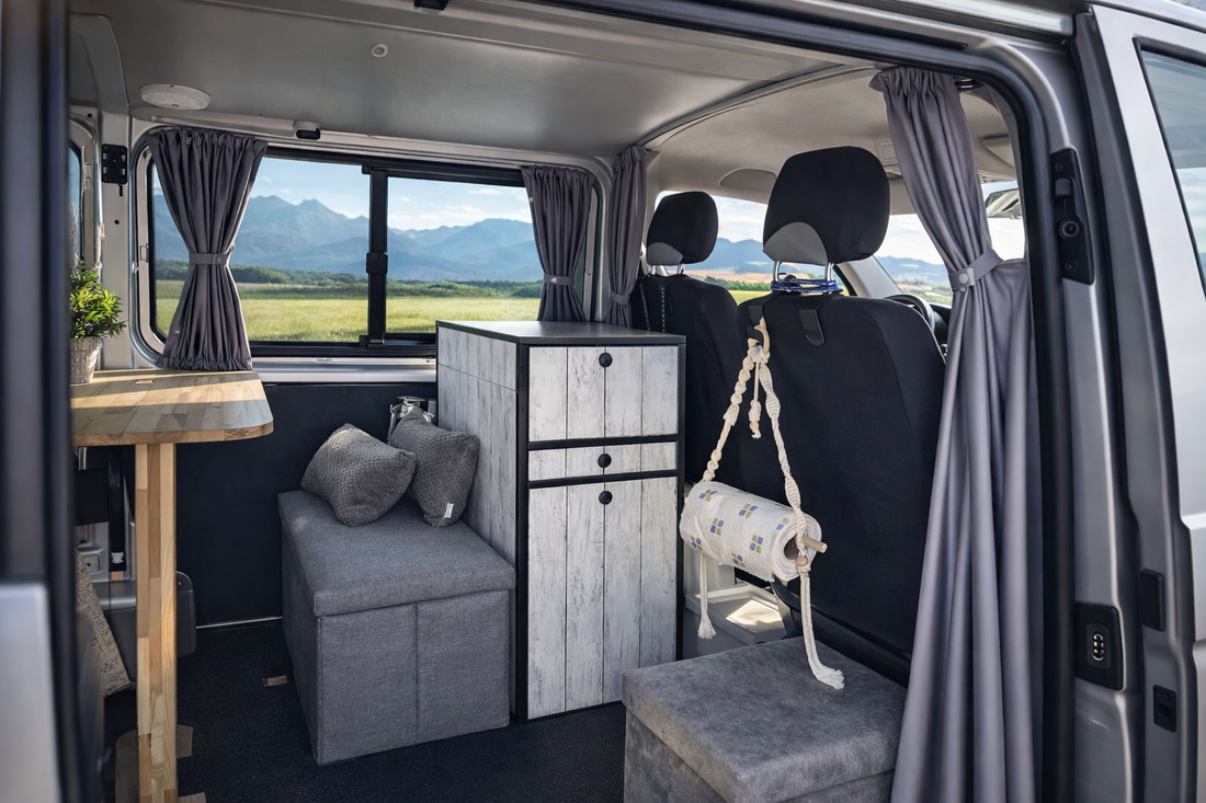 Fahrerhausabtrennung doppellagig Detailansicht - Schwarzer Vorhang mit Alu-Schiene