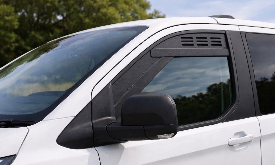 Massives Aluminium-Lüftungsgitter Set passend für den neuen Ford Transit Custom ab 2023 und VW Transporter Caravelle ab 2024 mit Insektenschutz.